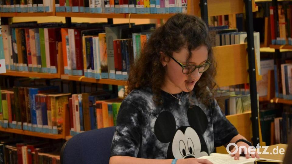 Die Siegerin Sofia Häckl liest aus dem Buch &quot;Käferkumpel&quot; von Autorin M. G. Leonard. Bild: sfo