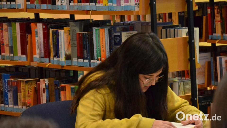 Jana Walter liest aus dem Buch &quot;Carlotta - Internat auf Probe&quot; von Autorin Dagmar Hoßfeld. Bild: sfo