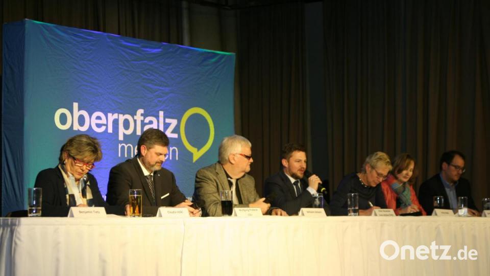 Auf großes Interesse stieß die Podiumsdiskussion in Schwarzenfeld. Bild: Benjamin Tietz
