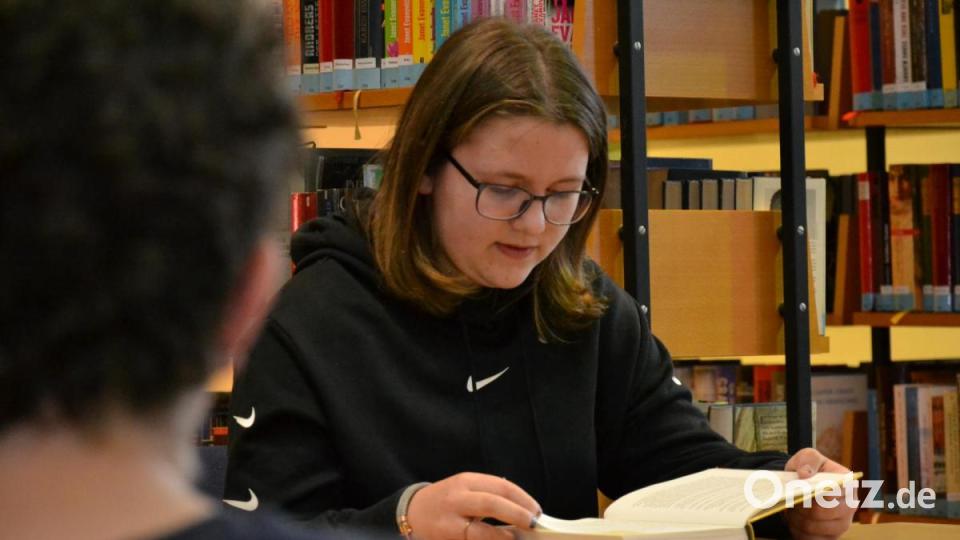 Leonie Schmidt liest aus einem Buch von Autorin Annika Harper. Bild: sfo