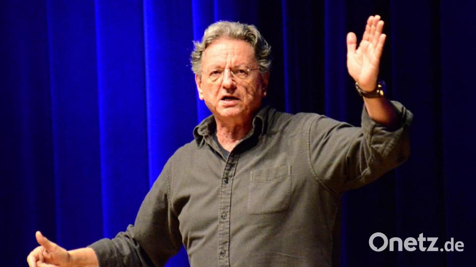 Wurde gefeiert: Günter Grünwald bei seinem Auftritt in der Max-Reger-Halle. Bild: Kunz