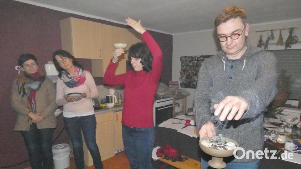 Nach einer theoretischen Einführung versuchten sich alle Teilnehmer an der Personen-Räucherung. Dabei bewegt man die Räucherschale mit Kräutern von den Füßen bis zum Kopf. Bild: fua