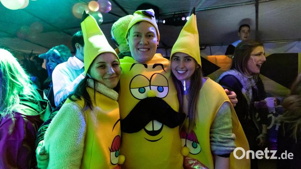 In Moosbach wurde an Weiberfasching ausgiebig gefeiert. Bild: gld