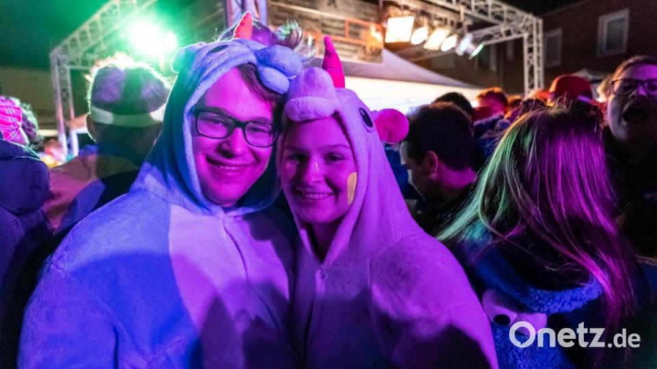 In Moosbach wurde an Weiberfasching ausgiebig gefeiert. Bild: gld