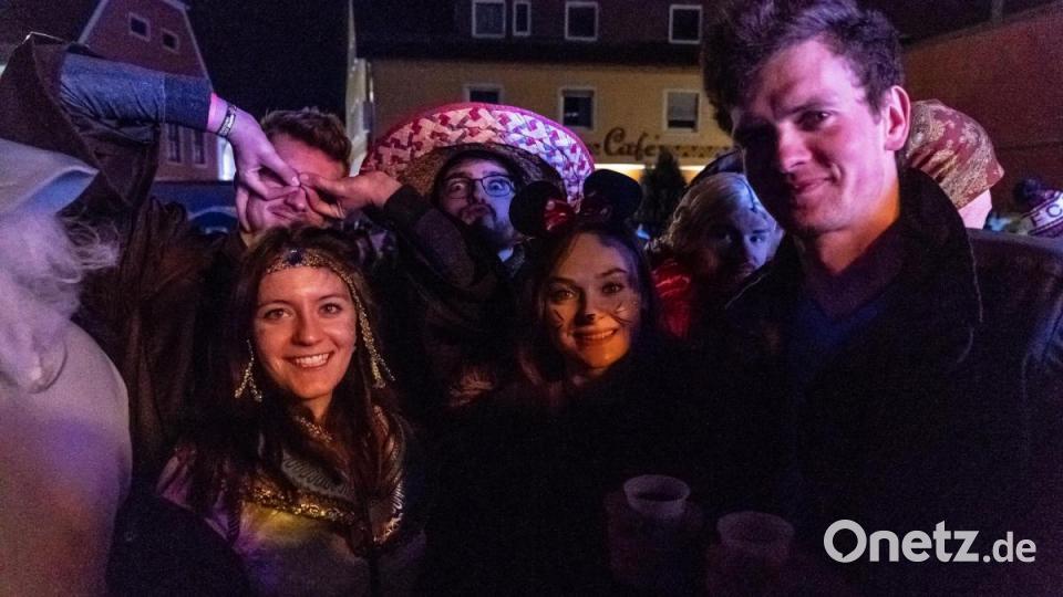 In Moosbach wurde an Weiberfasching ausgiebig gefeiert. Bild: gld