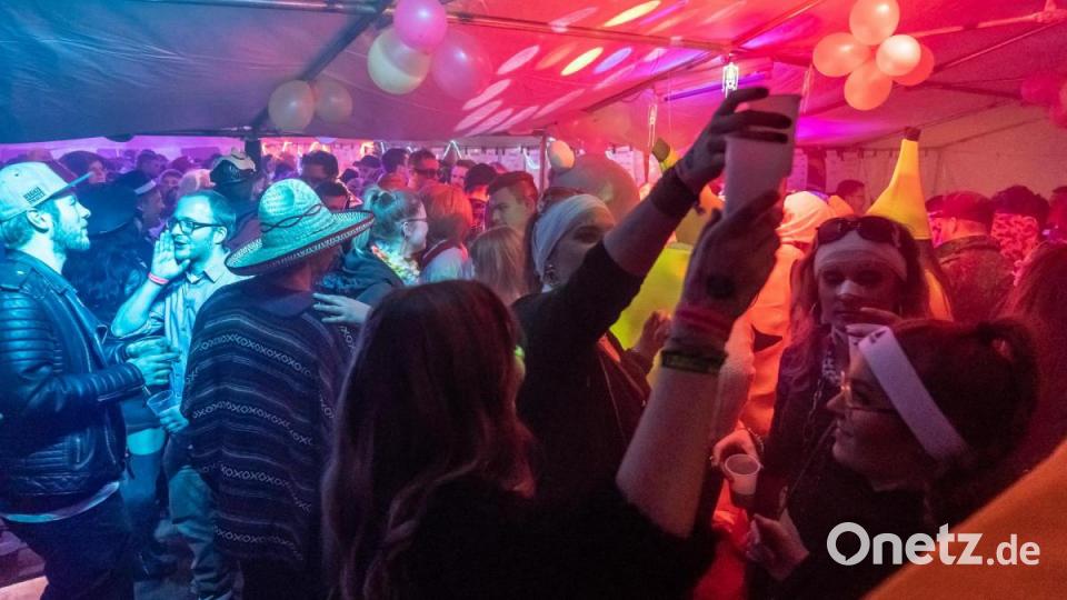 In Moosbach wurde an Weiberfasching ausgiebig gefeiert. Bild: gld