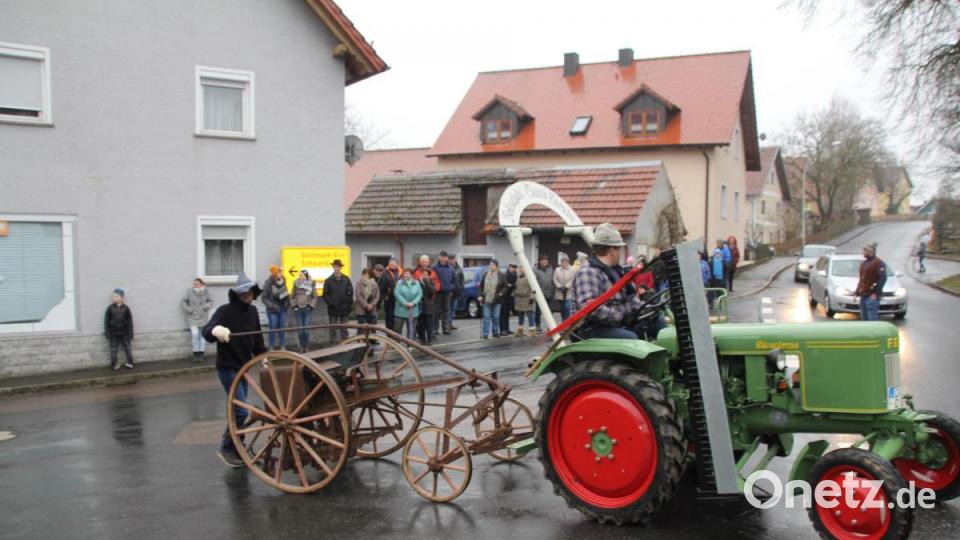 Mit Traktoren und alten Maschinen ging es durch die Straßen. Bild: frd