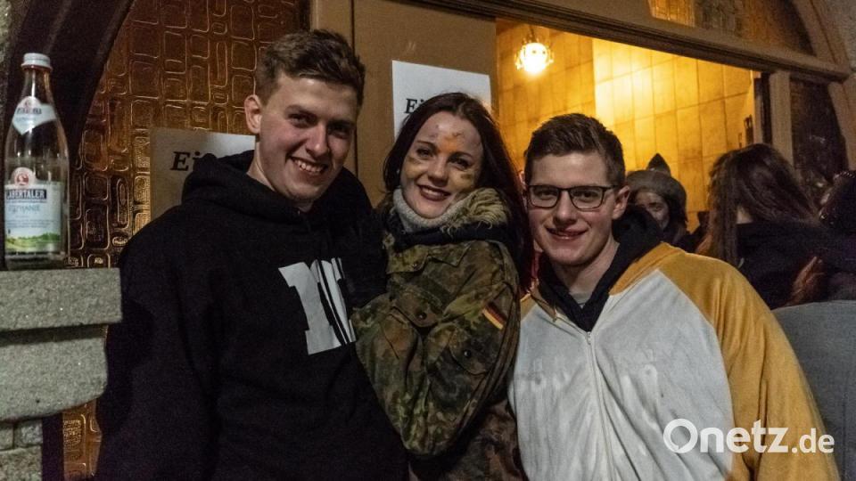 In Moosbach wurde an Weiberfasching ausgiebig gefeiert. Bild: gld
