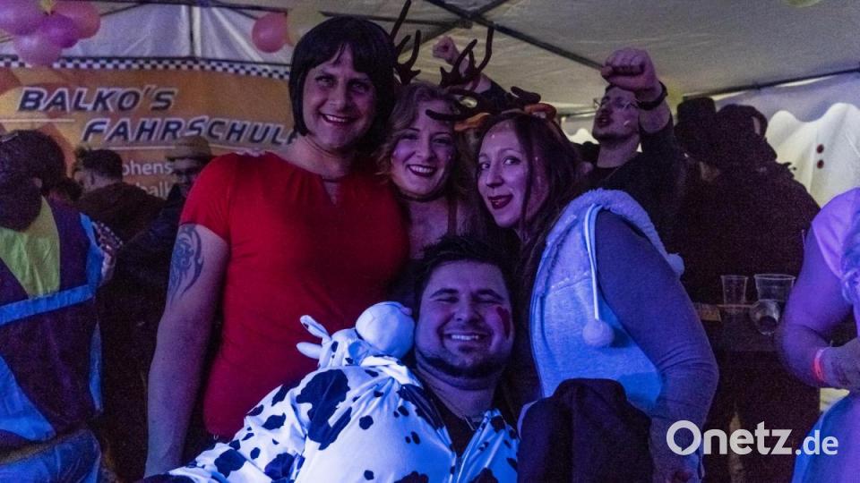 In Moosbach wurde an Weiberfasching ausgiebig gefeiert. Bild: gld