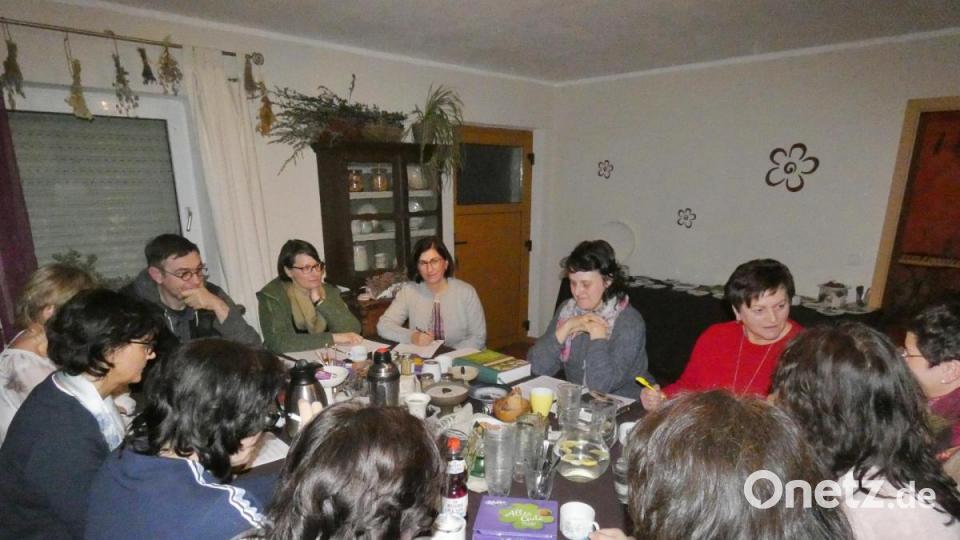 Aufmerksam lauschten die Besucher des Räucherkurses der Kräuterführerin Regina Herrmann (Mitte). Bild: fua