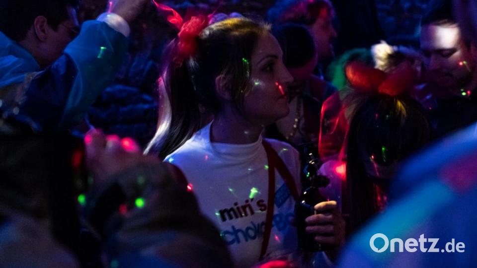 In Moosbach wurde an Weiberfasching ausgiebig gefeiert. Bild: gld