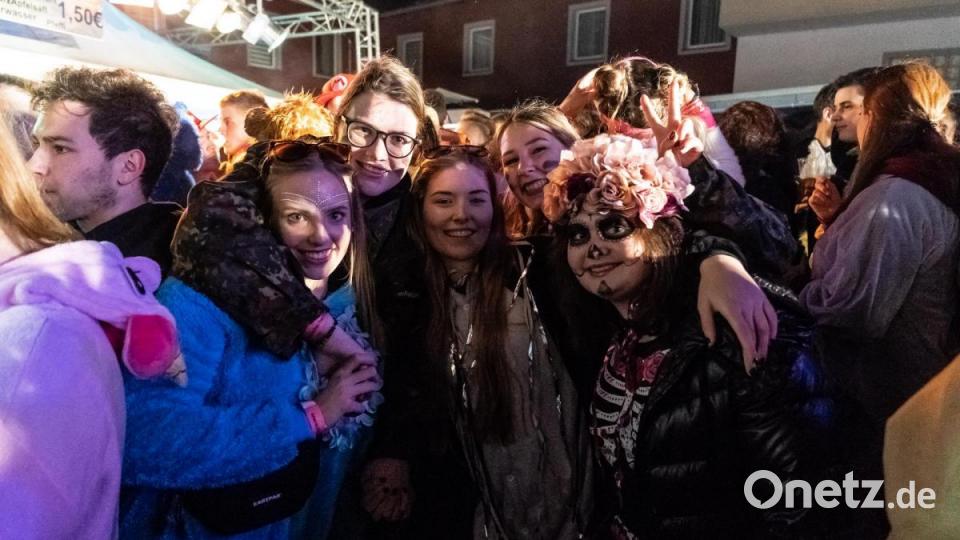 In Moosbach wurde an Weiberfasching ausgiebig gefeiert. Bild: gld