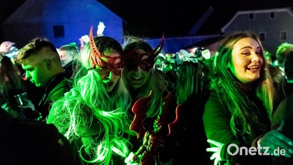 In Moosbach wurde an Weiberfasching ausgiebig gefeiert. Bild: gld
