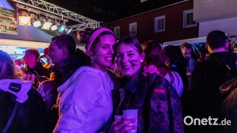 In Moosbach wurde an Weiberfasching ausgiebig gefeiert. Bild: gld