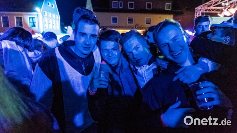 In Moosbach wurde an Weiberfasching ausgiebig gefeiert. Bild: gld