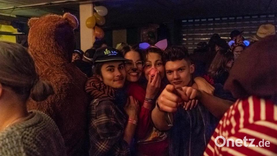 In Moosbach wurde an Weiberfasching ausgiebig gefeiert. Bild: gld