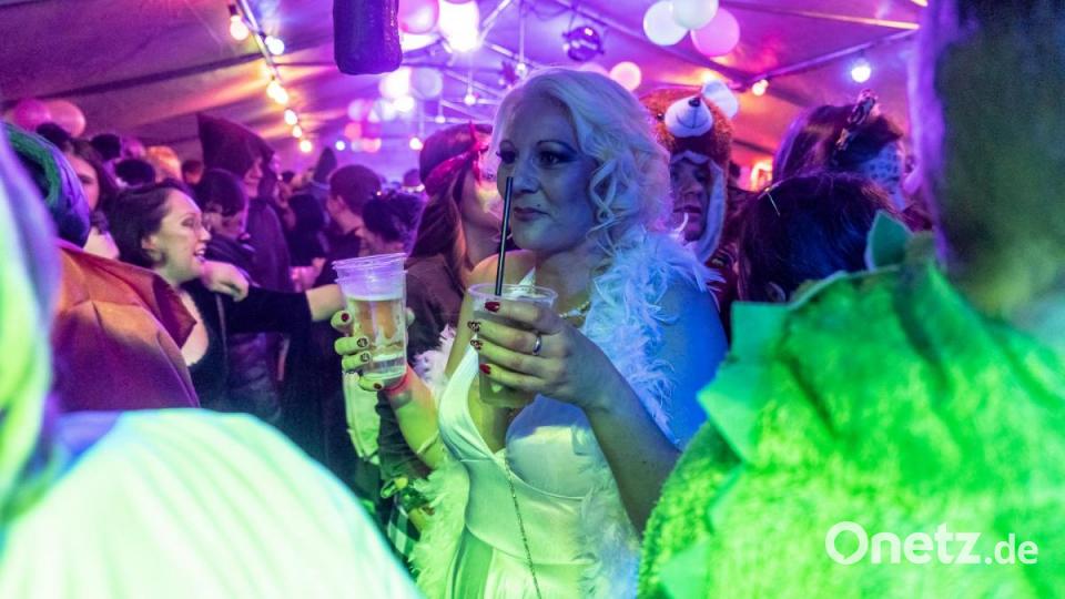 In Moosbach wurde an Weiberfasching ausgiebig gefeiert. Bild: gld