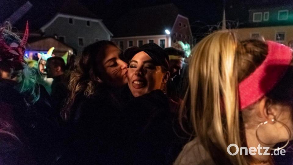 In Moosbach wurde an Weiberfasching ausgiebig gefeiert. Bild: gld