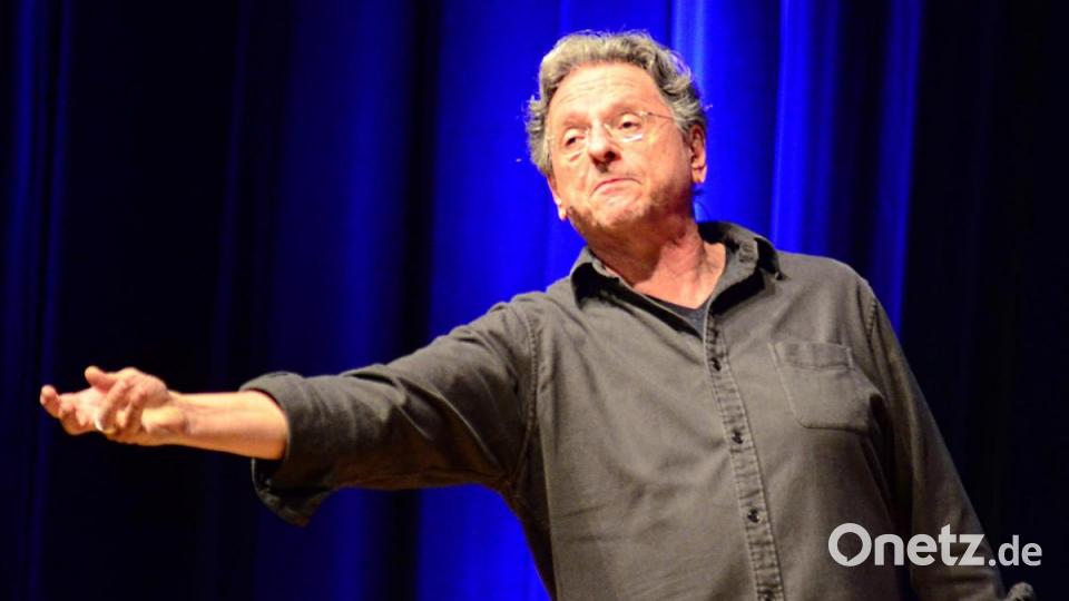Wurde gefeiert: Günter Grünwald bei seinem Auftritt in der Max-Reger-Halle. Bild: Kunz