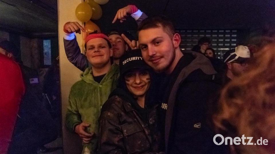 In Moosbach wurde an Weiberfasching ausgiebig gefeiert. Bild: gld