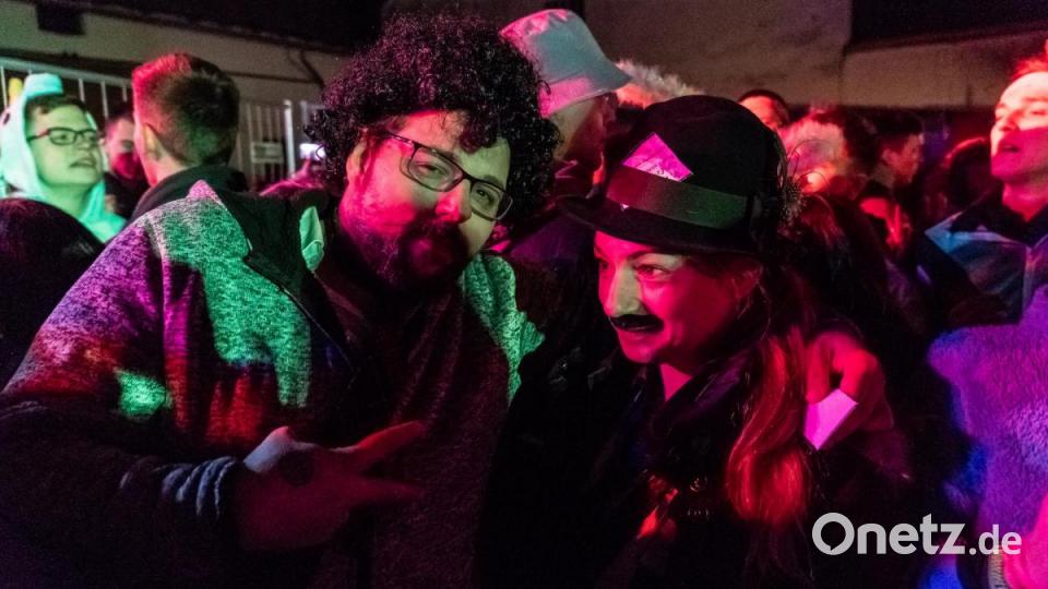 In Moosbach wurde an Weiberfasching ausgiebig gefeiert. Bild: gld