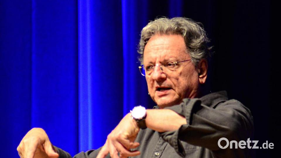 Wurde gefeiert: Günter Grünwald bei seinem Auftritt in der Max-Reger-Halle. Bild: Kunz