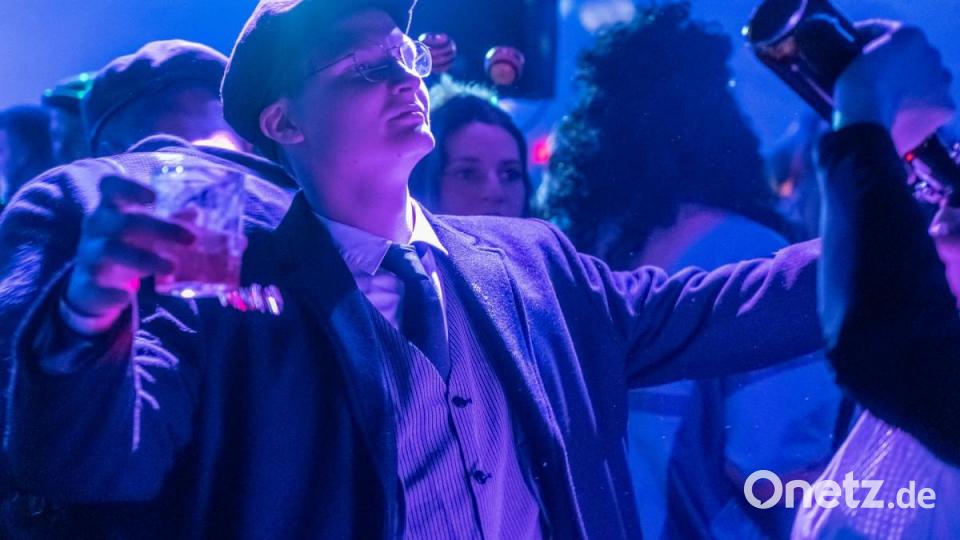 In Moosbach wurde an Weiberfasching ausgiebig gefeiert. Bild: gld