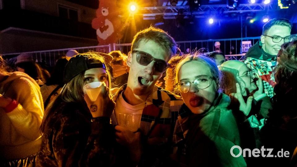 In Moosbach wurde an Weiberfasching ausgiebig gefeiert. Bild: gld