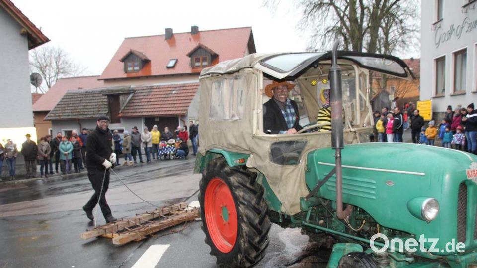 Mit Traktoren und alten Maschinen ging es durch die Straßen. Bild: frd
