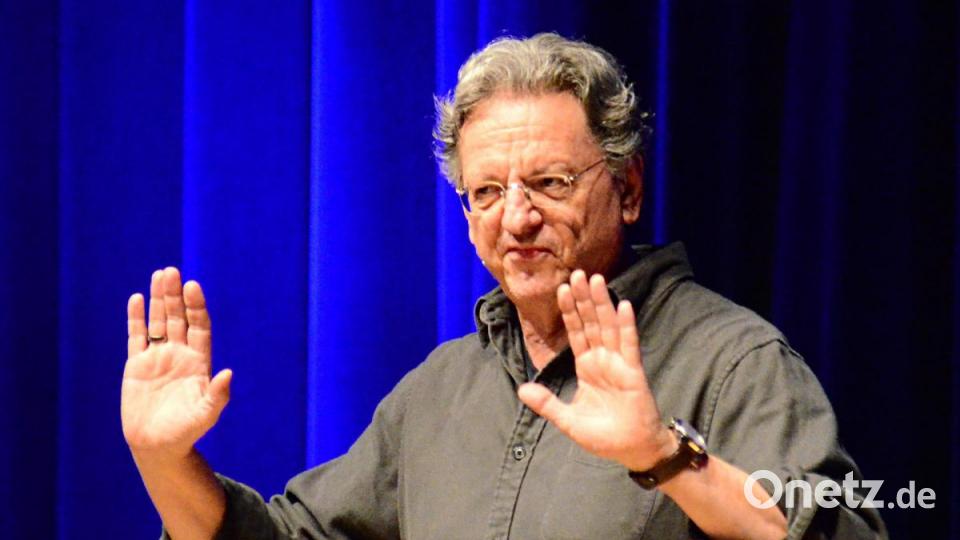 Alles easy: Günter Grünwald bei seinem Auftritt in der Max-Reger-Halle. Bild: Kunz