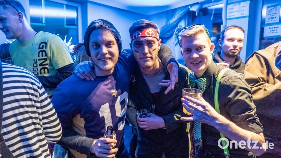 In Moosbach wurde an Weiberfasching ausgiebig gefeiert. Bild: gld