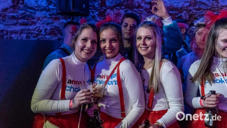 In Moosbach wurde an Weiberfasching ausgiebig gefeiert. Bild: gld