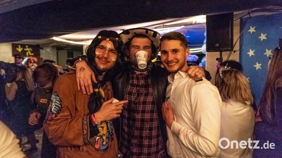 In Moosbach wurde an Weiberfasching ausgiebig gefeiert. Bild: gld