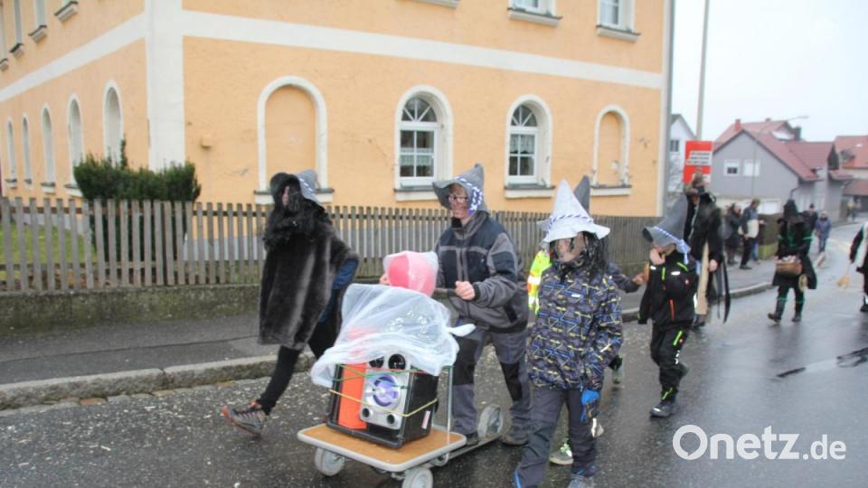 Umzug durchs Dorf. Bild: frd
