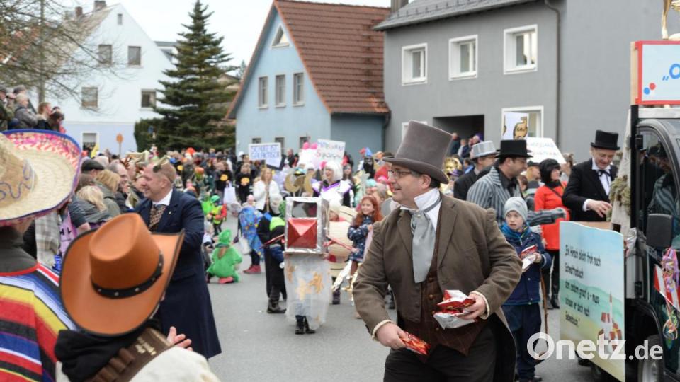 Nicht wie die letzten Jahre am Sonntag, sondern am Samstag zog sich in diesem Jahr der Faschingszug durch Schnaittenbach, vorbei an Hunderten Besuchern. Bild: Andreas Brückmann