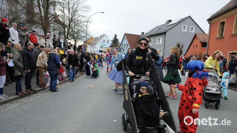 Nicht wie die letzten Jahre am Sonntag, sondern am Samstag zog sich in diesem Jahr der Faschingszug durch Schnaittenbach, vorbei an Hunderten Besuchern. Bild: Andreas Brückmann