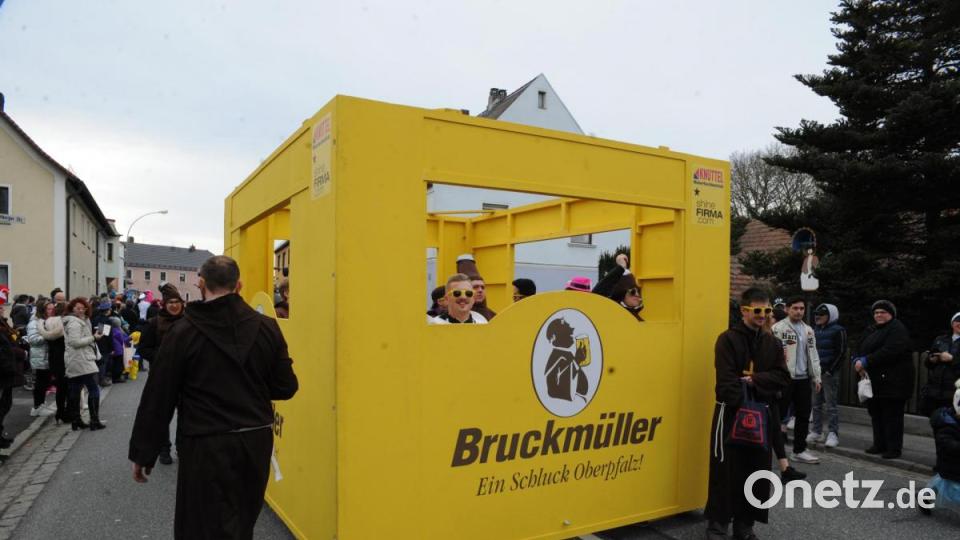 Nicht wie die letzten Jahre am Sonntag, sondern am Samstag zog sich in diesem Jahr der Faschingszug durch Schnaittenbach, vorbei an Hunderten Besuchern. Bild: Andreas Brückmann