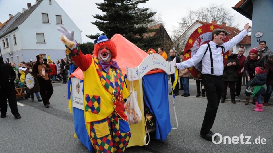 Nicht wie die letzten Jahre am Sonntag, sondern am Samstag zog sich in diesem Jahr der Faschingszug durch Schnaittenbach, vorbei an Hunderten Besuchern. Bild: Andreas Brückmann