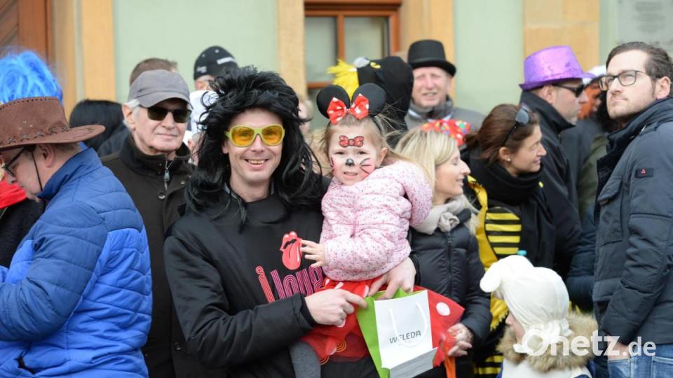 Nicht wie die letzten Jahre am Sonntag, sondern am Samstag zog sich in diesem Jahr der Faschingszug durch Schnaittenbach, vorbei an Hunderten Besuchern.. Bild: Andreas Brückmann