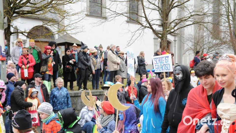 Nicht wie die letzten Jahre am Sonntag, sondern am Samstag zog sich in diesem Jahr der Faschingszug durch Schnaittenbach, vorbei an Hunderten Besuchern. Bild: Andreas Brückmann