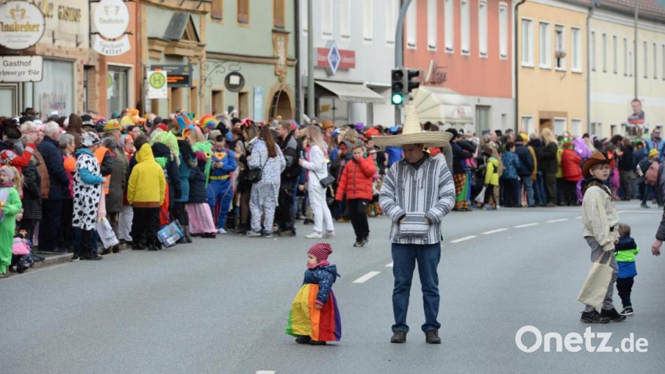 Nicht wie die letzten Jahre am Sonntag, sondern am Samstag zog sich in diesem Jahr der Faschingszug durch Schnaittenbach, vorbei an Hunderten Besuchern.. Bild: Andreas Brückmann