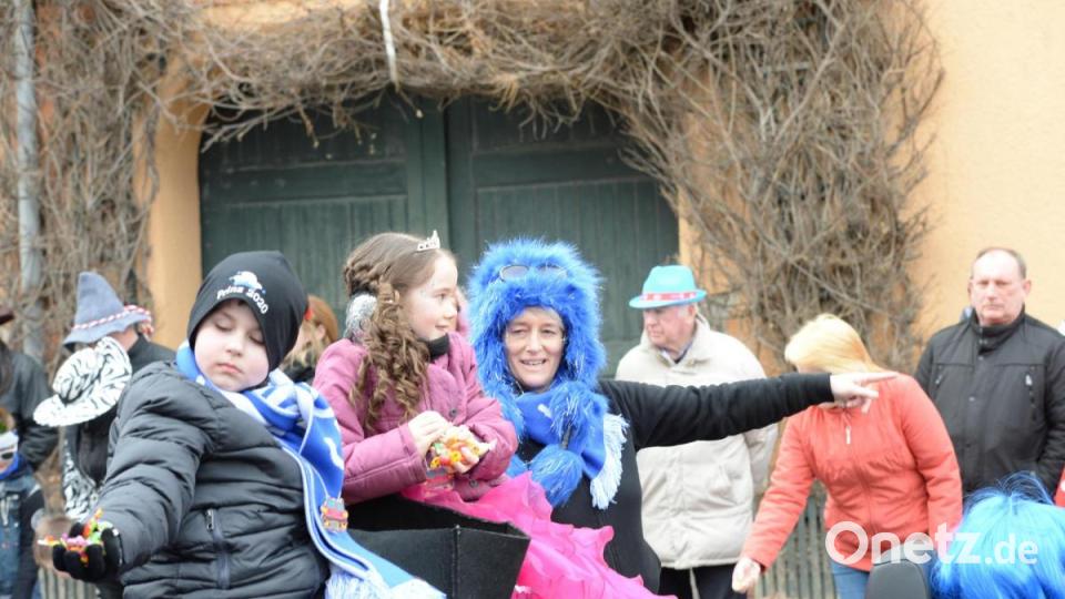 Nicht wie die letzten Jahre am Sonntag, sondern am Samstag zog sich in diesem Jahr der Faschingszug durch Schnaittenbach, vorbei an Hunderten Besuchern.. Bild: Andreas Brückmann