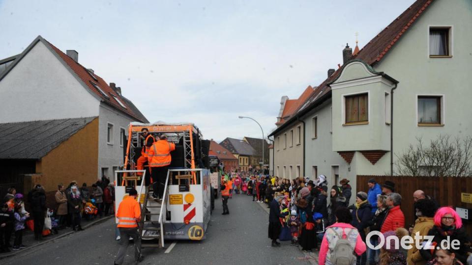 Nicht wie die letzten Jahre am Sonntag, sondern am Samstag zog sich in diesem Jahr der Faschingszug durch Schnaittenbach, vorbei an Hunderten Besuchern. Bild: Andreas Brückmann