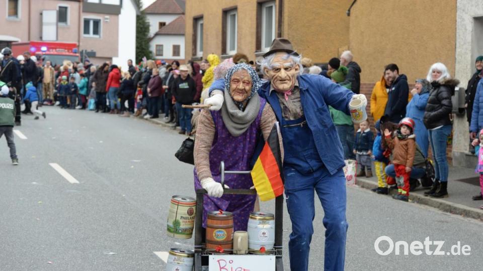 Nicht wie die letzten Jahre am Sonntag, sondern am Samstag zog sich in diesem Jahr der Faschingszug durch Schnaittenbach, vorbei an Hunderten Besuchern. Bild: Andreas Brückmann