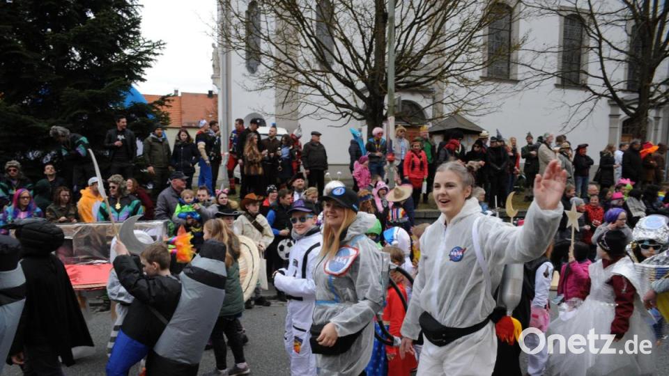 Nicht wie die letzten Jahre am Sonntag, sondern am Samstag zog sich in diesem Jahr der Faschingszug durch Schnaittenbach, vorbei an Hunderten Besuchern. Bild: Andreas Brückmann