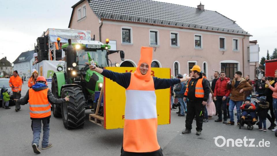 Nicht wie die letzten Jahre am Sonntag, sondern am Samstag zog sich in diesem Jahr der Faschingszug durch Schnaittenbach, vorbei an Hunderten Besuchern. Bild: Andreas Brückmann