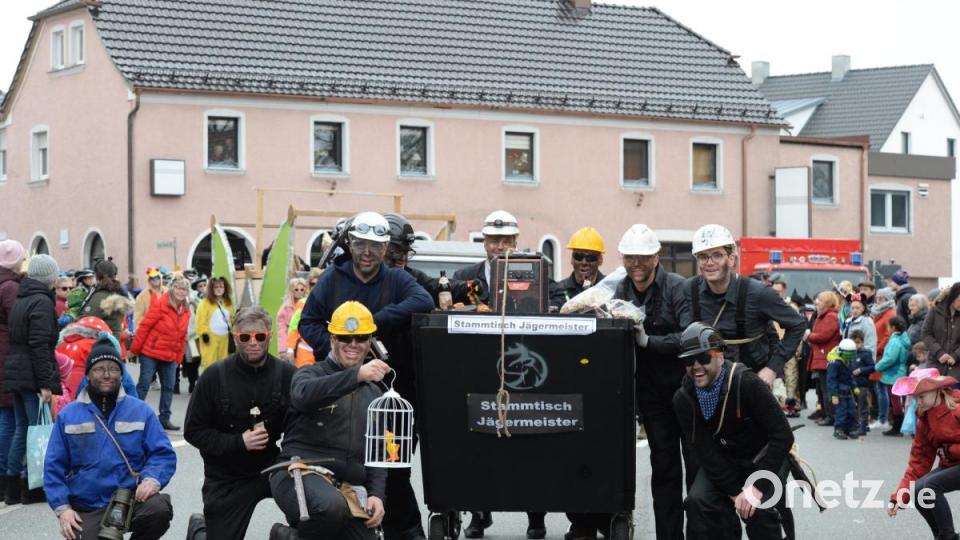 Nicht wie die letzten Jahre am Sonntag, sondern am Samstag zog sich in diesem Jahr der Faschingszug durch Schnaittenbach, vorbei an Hunderten Besuchern. Bild: Andreas Brückmann