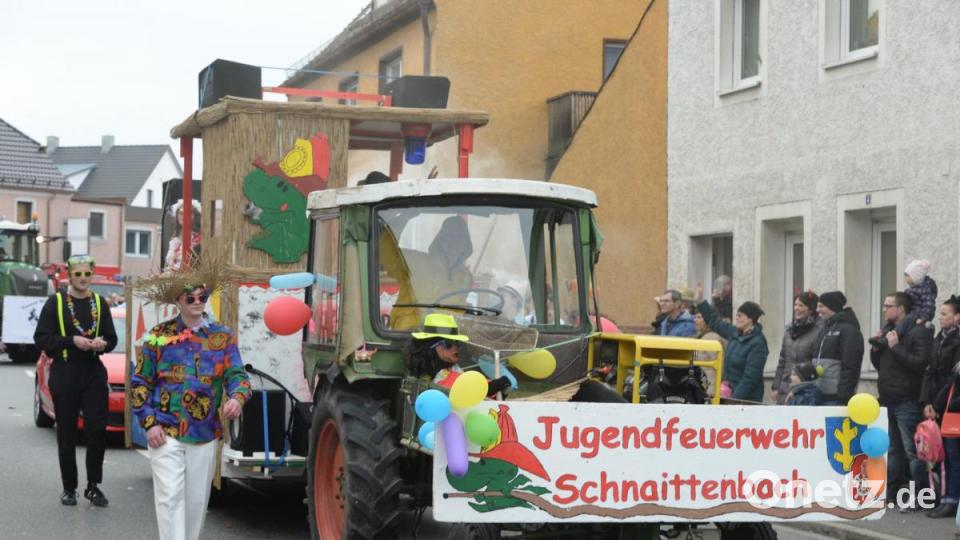Nicht wie die letzten Jahre am Sonntag, sondern am Samstag zog sich in diesem Jahr der Faschingszug durch Schnaittenbach, vorbei an Hunderten Besuchern. Bild: Andreas Brückmann