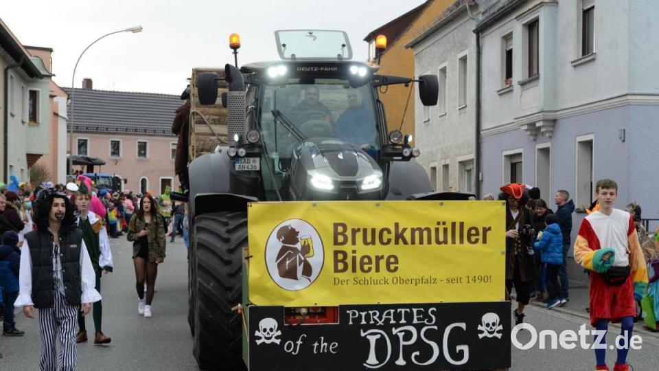 Nicht wie die letzten Jahre am Sonntag, sondern am Samstag zog sich in diesem Jahr der Faschingszug durch Schnaittenbach, vorbei an Hunderten Besuchern. Bild: Andreas Brückmann