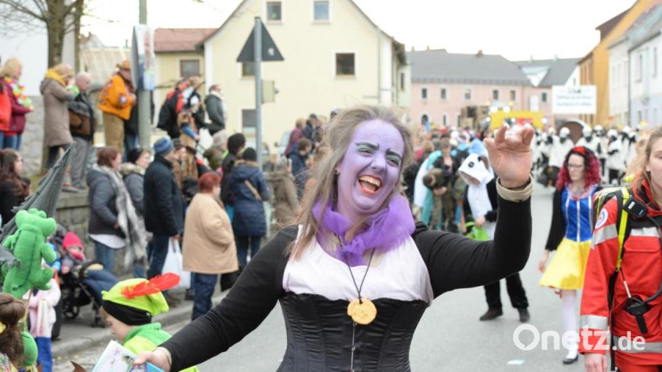 Nicht wie die letzten Jahre am Sonntag, sondern am Samstag zog sich in diesem Jahr der Faschingszug durch Schnaittenbach, vorbei an Hunderten Besuchern. Bild: Andreas Brückmann